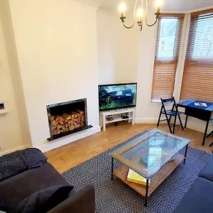 lovely-2-bedroom-period-garden-flat.brighton-hotels-england.com/